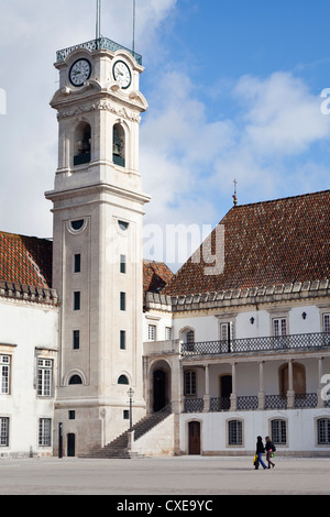 Der Glockenturm und die Terrasse Das Escolas Innenhof der alten Universität von Coimbra, Beira Litoral, Portugal Stockfoto