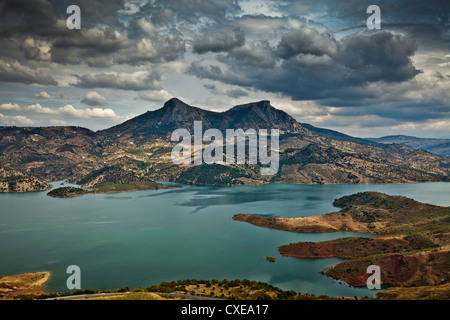 Twin Peaks, Tejo Algarin und Sima de Las Grajas. am Stausee Zahara-El Gastor, in der Nähe von Zahara De La Sierra, Andalusien Stockfoto