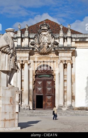 Die Biblioteca Joanina (Joanha) Bibliothek mit der Statue von König Joao III, Universität Coimbra, Beira Litoral, Portugal Stockfoto