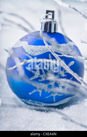 Blaue Kugel im Schnee Stockfoto