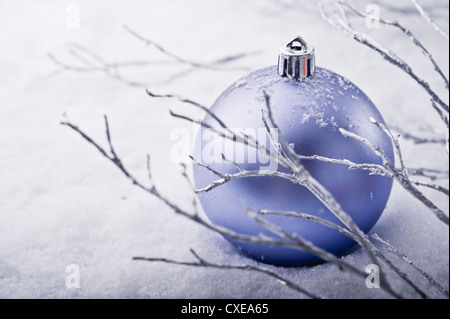 Weihnachtskugel im Schnee Stockfoto