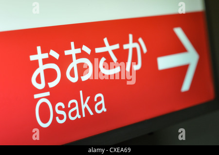 Hinterleuchtete Osaka Zeichen in einem der Bahnhöfe der Stadt. Stockfoto