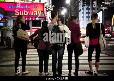 NEW YORK CITY - SEPT 13: New York City Fußgänger am Zebrastreifen in der Stadtmitte in der Nacht warten Stockfoto