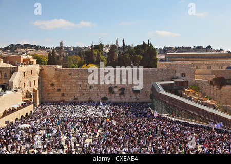 Der Platz vor der Klagemauer in Jerusalem Tempel während Morgengebet Stockfoto