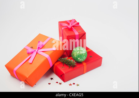 Festlich verpackt Weihnachtsgeschenke Stockfoto