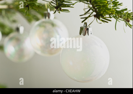 Weihnachtskugeln von Weihnachtsbaum hängen Stockfoto