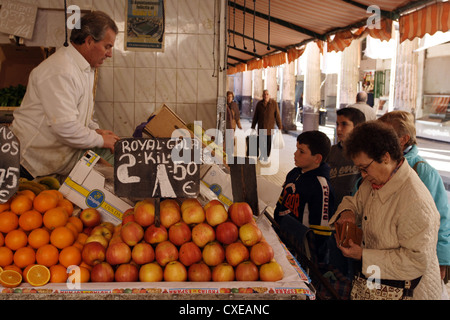 Cadiz, kaufen Kunden Obst an einem Stand in der Markthalle Stockfoto