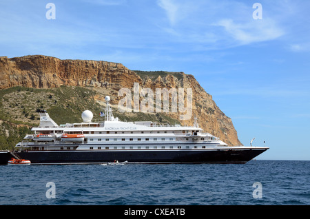 Cap Canaille Cliffs & Luxus Yacht, Cruiser oder Kreuzfahrtschiff in der Bucht von Cassis Mittelmeer Provence Frankreich verankert Stockfoto