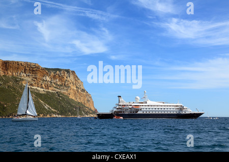 Yacht-Cap Canaille Klippen & Luxus-Cruiser oder Kreuzfahrtschiff verankert in die Bucht von Cassis Mittelmeer Provence Frankreich Stockfoto