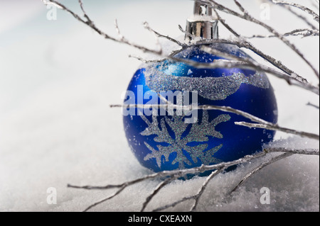 Blaue Kugel im Schnee Stockfoto