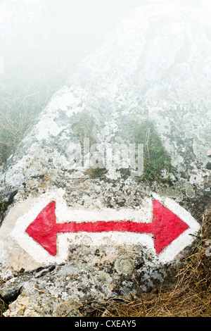 Tourismus-Zeichen zeigt zwei Richtungen. Wie geht das gut? Stockfoto