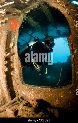 Taucher in das Wrack des Frachters Lesleen M, als künstliches Riff versenkt, 1985 in Anse Cochon Bay, St. Lucia, Karibik Stockfoto