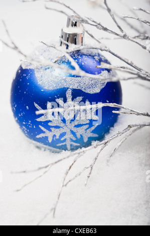 Blaue Kugel im Schnee Stockfoto