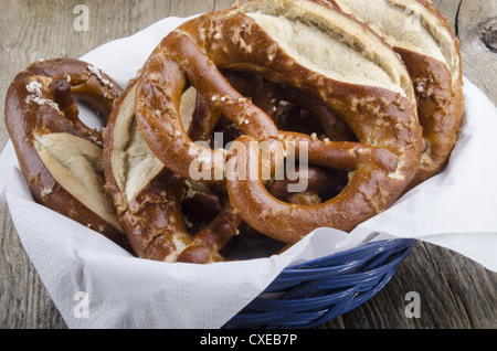 Bayerische Brezeln in einem blauen Korb gesalzen Stockfoto