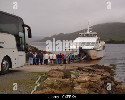 Der Katamaran, Connemara-Lady vorbereiten der Passagiere für eine Kreuzfahrt entlang Killary Gletscher Fjorde im Westen von Irland begeben. Stockfoto