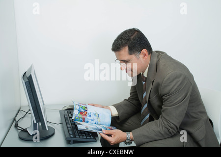 Reifer Mann Comic Buch im Großraumbüro Stockfoto