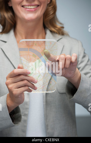 Frau mit Touchscreen-Technologie auf transparente digital-Tablette Karte anzeigen Stockfoto