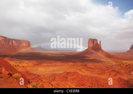 Ein riesiger Regenbogen über die Klippen Stockfoto