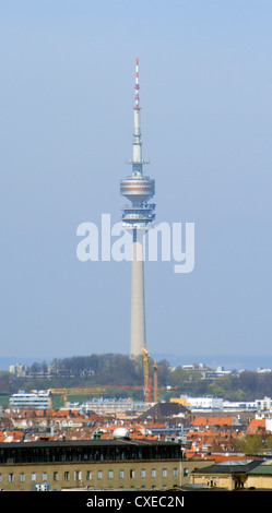 München, Blick auf den Fernsehturm im Olympiapark Stockfoto