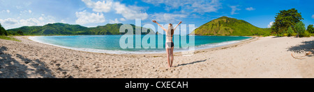 Frau genießen Freiheit am Mawun Beach, ein tropisches Paradies in Süd Lombok, Indonesien, Südostasien, Asien Stockfoto