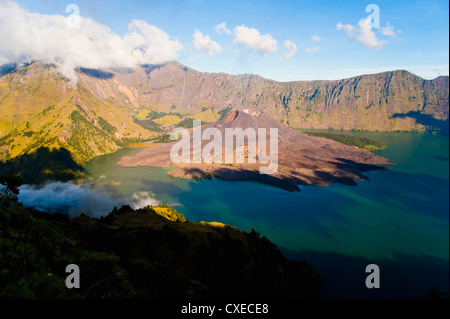 Mount Rinjani Caldera, Segara Anak See und der aktive Vulkan Gunung Baru, Lombok, Indonesien, Südostasien, Asien Stockfoto