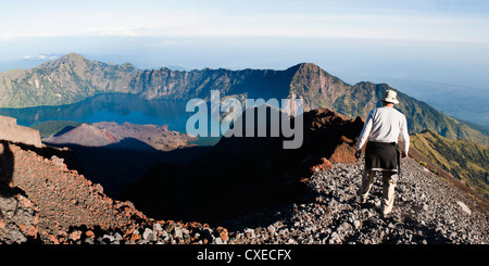 Touristen zu Fuß rund um den Kraterrand auf dem 3726m Gipfel von Mount Rinjani Vulkan, Lombok, Indonesien, Südostasien, Asien Stockfoto