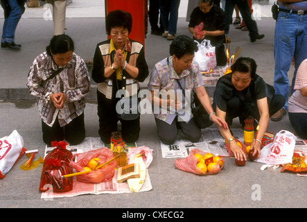 Chinesische Frauen, erwachsene Frauen, beten, Wong Tai Sin Tempel, taoistischen Tempel, buddhistische Tempel, Wong Tai Sin, die Halbinsel Kowloon, Hong Kong, China, Asien Stockfoto