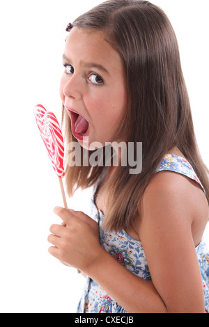 Mädchen essen Herz Lolly pop Stockfoto