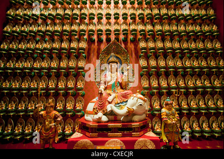 Wand gold Statuen Buddha Tooth Relic Museum in Chinatown, Singapur, Südostasien, Asien Stockfoto