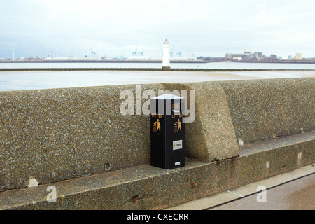 Wurf bin und Deich in New Brighton, Liverpool, UK Stockfoto