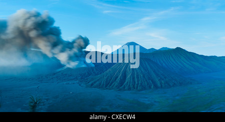 Mount Bromo Vulkan ausbricht vor Sonnenaufgang, Ost-Java, Indonesien, Südostasien, Asien Stockfoto