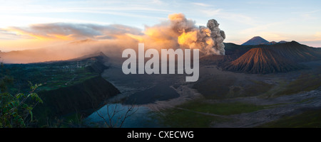 Mount Bromo Vulkanausbruch senden bis eine Asche-Wolke, Ost-Java, Indonesien, Südostasien, Asien Stockfoto