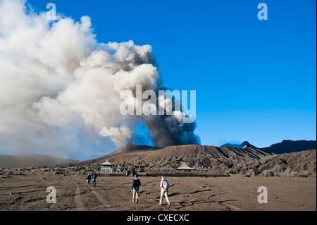 Touristen, die gerade Mount Bromo Vulkanausbruch, Ost-Java, Indonesien, Südostasien, Asien Stockfoto