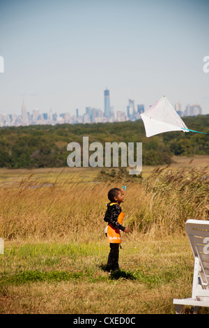 Drachen steigen lassen auf dem nördlichen Hügel der Deponie Fresh Kills in Staten Island, New York Stockfoto