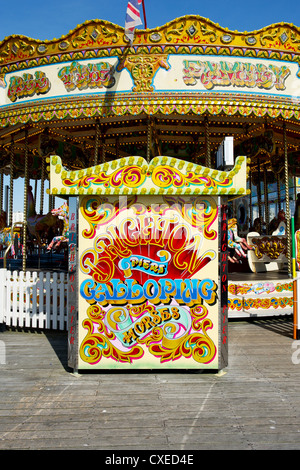 Ein traditionelles Karussell am Pier von Brighton Stockfoto