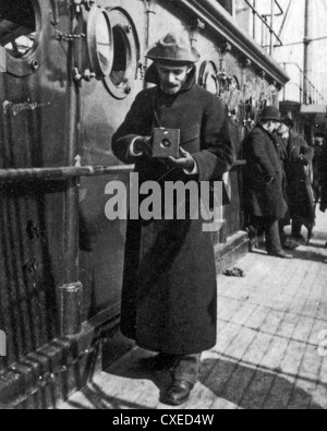 GEORGE EASTMAN (1854-1932), US-amerikanischer Erfinder Rollfilm und Gründer der Eastman Kodak Company hält eine Box-Kamera im Jahr 1890 Stockfoto