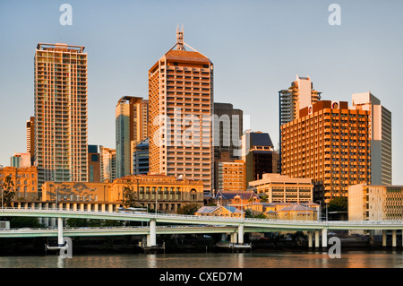 Skyline von Brisbane im Abendlicht. Stockfoto