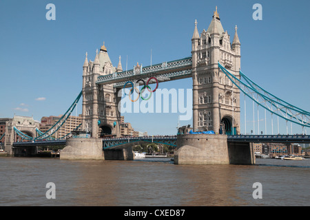 Tower Bridge, London mit den Olympischen Ringen aus dem südlichen Ufer der Themse betrachtet.  (Juli 2012) Stockfoto