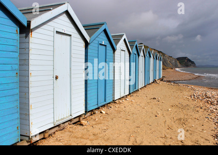 Strandhütten bei Charmouth Dorset UK Stockfoto