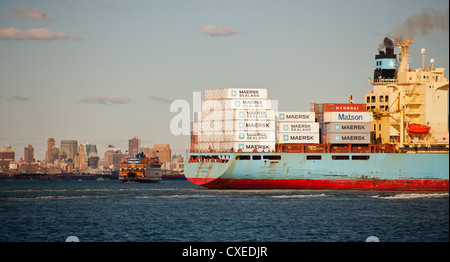 Maersk Line Meer Land Champion beladen mit Containern verlässt im Hafen von New York und New Jersey Hafen Stockfoto