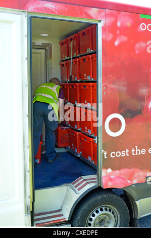 Innenansicht Ocado Lebensmittelgeschäfte Fahrer im Lieferwagen bei der Arbeit Sortieren der Kartons vor der Lieferung an das nahe gelegene Haus Brentwood Essex England UK Stockfoto