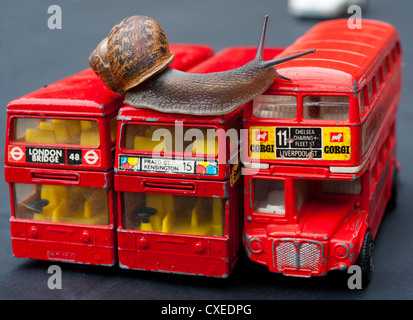 Londoner Busse Reisen bei einem Schnecken Tempo. Stockfoto