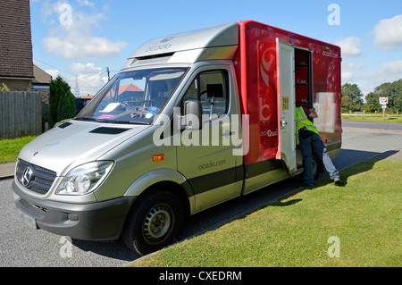 Ocado Lebensmittel Home delivery van geparkt in Wohngebieten drehen Fahrer bereitet boxes Brentwood Essex England Großbritannien zu Haus Stockfoto
