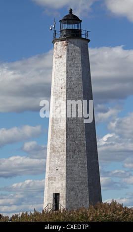 Einfaches sauberes Bild Leuchtturm im späten Nachmittag Licht. Stockfoto