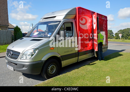 Ocado Lebensmittel Home delivery van geparkt in Wohngebieten drehen Fahrer bereitet boxes Essex England Großbritannien zu Haus Stockfoto