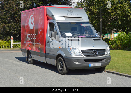 Ocado Lebensmittel nach Hause Lieferwagen (verdeckt Nummernschild) geparkt in Wohn drehen, während Fahrer Lieferungen macht Stockfoto