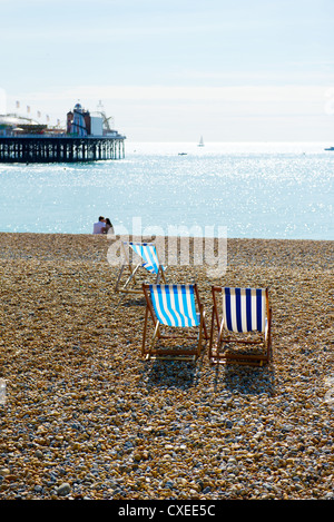 Leere Liegestühle am Strand von Brighton Stockfoto