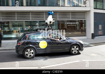 Google Car & Nahaufnahme einer Videokamera, die im Fahrzeugdach befestigt ist Filmaufnahmen Straßenansicht Pegman Kartenbilder, die Fetter Lane City of London England Großbritannien fahren Stockfoto