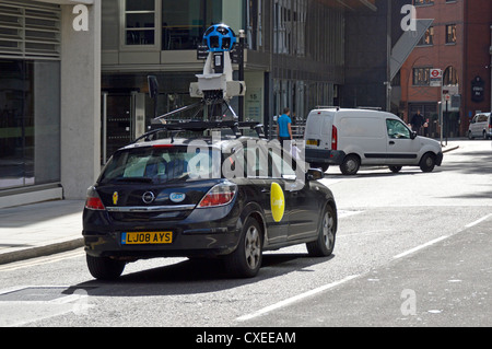 Google Car & Nahaufnahme einer Videokamera, die im Fahrzeugdach befestigt ist Filmaufnahmen Straßenansicht Pegman Kartenbilder, die Fetter Lane City of London England Großbritannien fahren Stockfoto