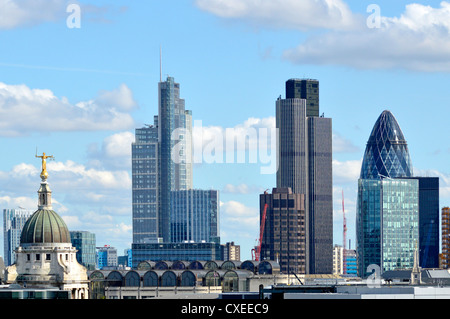 Die City of London ist ein altes und modernes Gebäude in der Skyline der Stadtlandschaft, darunter Old Bailey Heron Tower, Tower 42 und Gherkin England UK Stockfoto